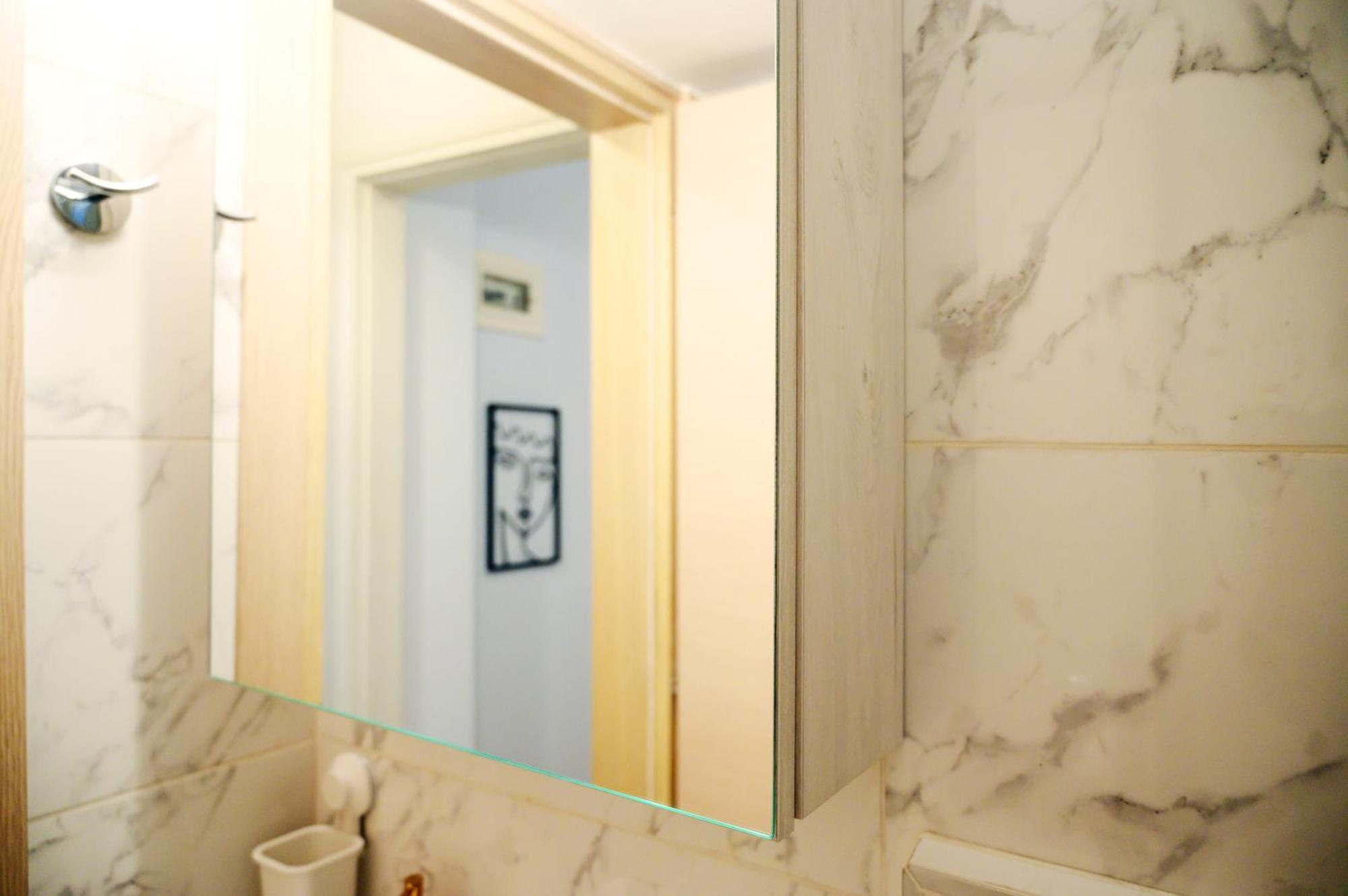 Modern Downtown Flat By Golden H&R Apartment Солун Екстериор снимка